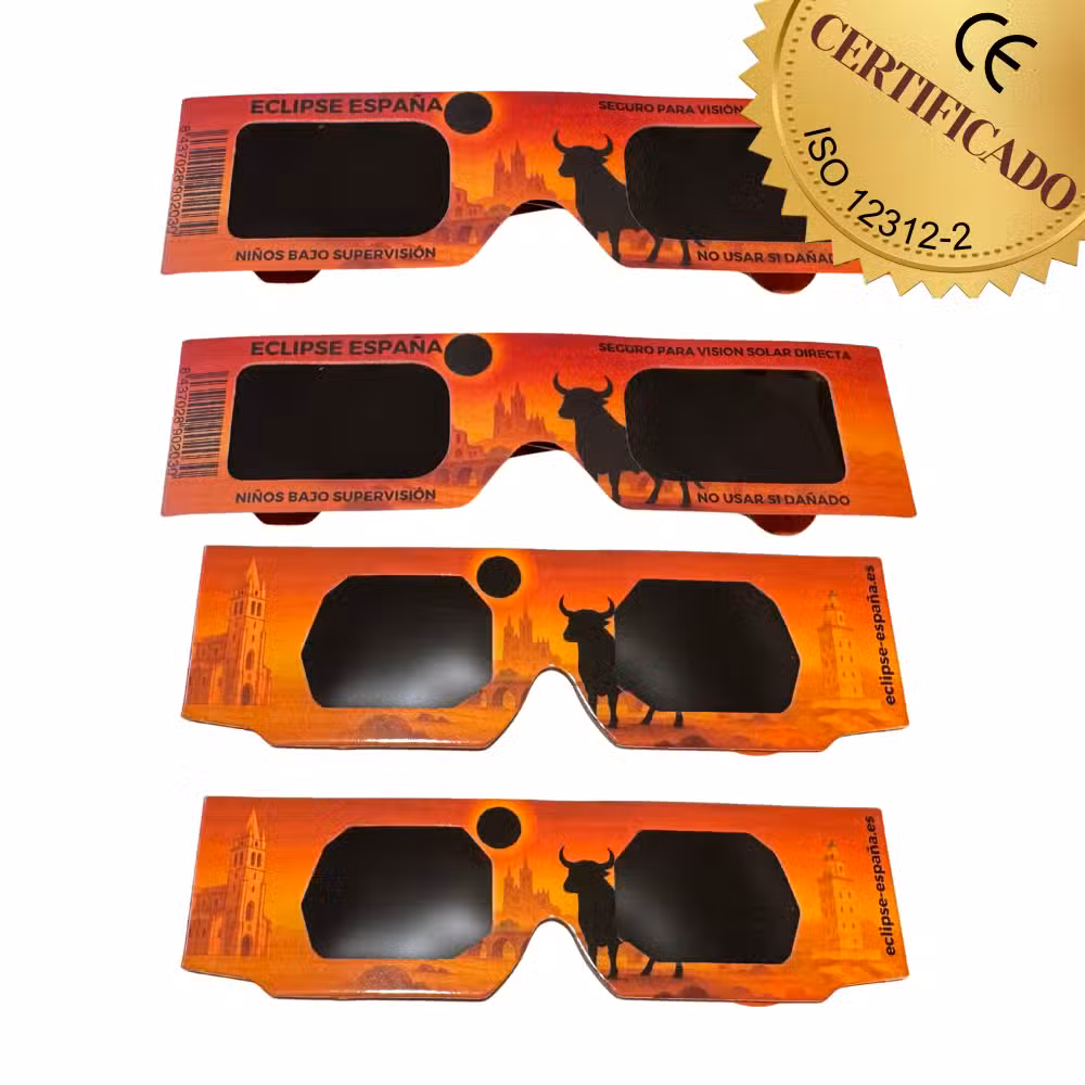 Vista frontal: 4 gafas de eclipse naranjas con gráficos de un toro y la ciudad, y la inscripción "Eclipse España".
