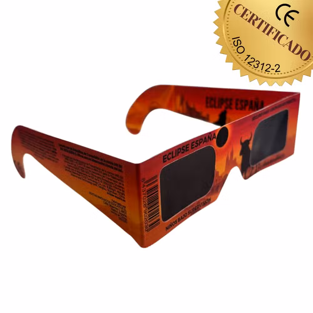 Vista lateral: gafas de eclipse naranjas con gráficos de un toro y la ciudad, y la inscripción «Eclipse España».