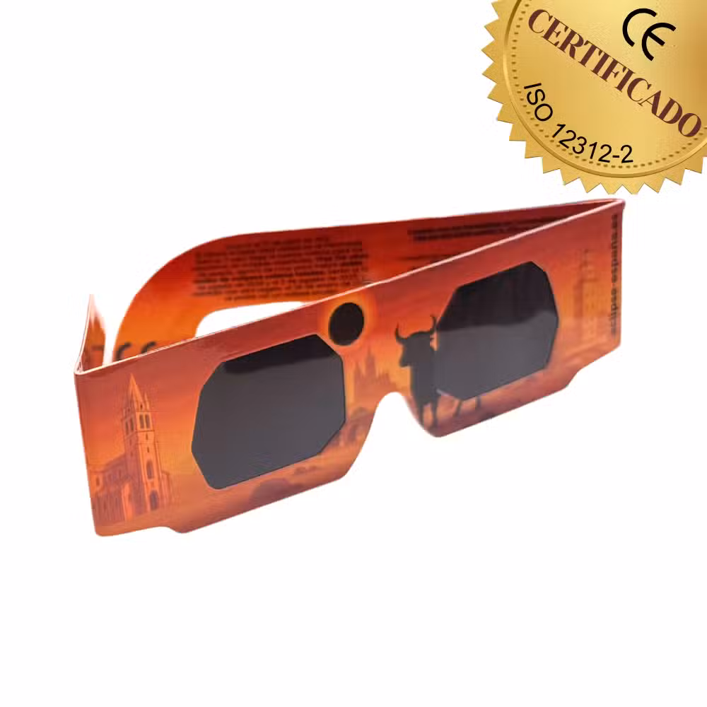 Vista lateral: 4 gafas de eclipse naranjas con gráficos de un toro y la ciudad, y la inscripción "Eclipse España".