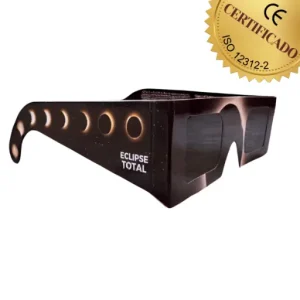 Vista lateral: gafas negras con gráficos de eclipse solar y la inscripción «Eclipse Total».